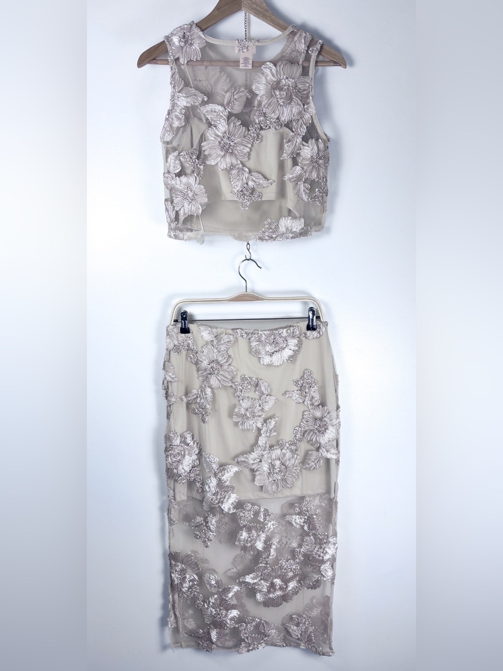Camila Coelho Nude Silver Floral Embroidered 2 Piece Crop Top Skirt Co-Ord Set M - Picture 6 of 9